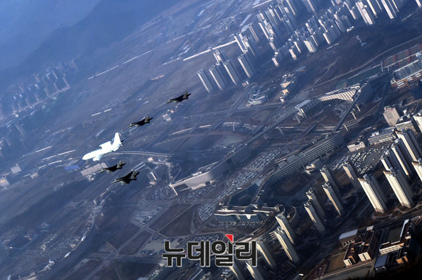 ▲ 공군 E-737 피스아이와 F-15K 편대가 국토 균형발전의 상징이자 첫 특별자치시인 세종시 정부종합청사 상공을 지나고 있다.ⓒ공군