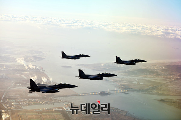 ▲ 공군 F-15K 편대가 인천광역시 서구와 영종도를 연결하는 영종대교 상공을 비행하는 모습. 영종대교 주변(사진 아래쪽)으로 서해와 경인아라뱃길을 연결하는 아라서해갑문과 인천터미널물류단지가 보인다ⓒ공군