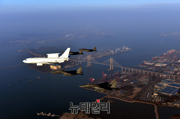 ▲ 공군 E-737 피스아이와 F-15K 편대가 본격적인 서해안 시대를 연 서해안고속도로와 서해대교 상공을 초계비행하는 모습.  서해대교는 2015년 12월 3일 화재 발생으로 인해 통제됐다가 12월 19일 다시 개통됐다.ⓒ공군