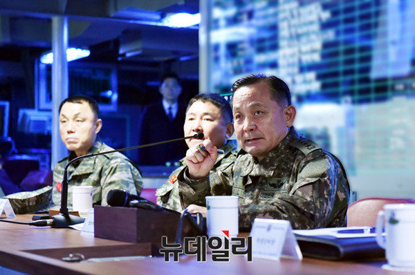 ▲ 이순진 합참의장이 2016년 새해를 맞아 서해상에서 작전 중인 세종대왕함(이지스 구축함)을 방문하여 육·해·공 합동전력 운용 및 작전지휘를 실시했다.  이자리에서 이 의장은 "적은 반드시 도발한다는 생각으로 대비하고, 만약 적이 도발한다면 단호하고 강력하게 응징해야 한다."고 강조했다.ⓒ합참
