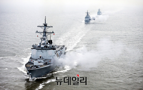 ▲ 이순진 합참의장이 2016년 새해를 맞아 서해상에서 작전 중인 세종대왕함(이지스 구축함)을 방문하여 육·해·공 합동전력 운용 및 작전지휘를 실시했다.  이자리에서 이 의장은 "적은 반드시 도발한다는 생각으로 대비하고, 만약 적이 도발한다면 단호하고 강력하게 응징해야 한다."고 강조했다.ⓒ합참