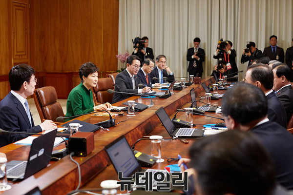 ▲ 청와대에서 수석비서관회의를 주재하고 있는 박근혜 대통령. ⓒ뉴데일리