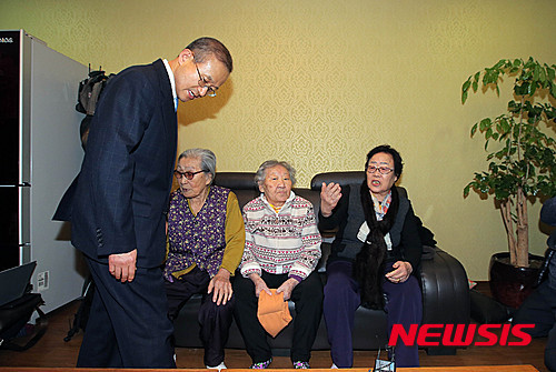 ▲ 임성남 외교부 제1차관이 29일 오후 서울 마포구 연남동 정대협 쉼터를 방문해 위안부 피해자 이용수(오른쪽 부터), 길원옥, 김복동 할머니에게 일본군 위안부 문제 협상 결과를 설명하기 위해 자리에 앉고 있다. ⓒ뉴시스