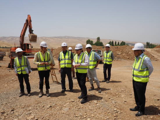▲ 김석준 쌍용건설 회장(왼쪽에서 4번째)이 지난 6월 이라크 사업지에서 현장 직원들을 격려하고 있다.ⓒ쌍용건설