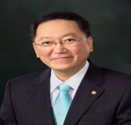 ▲ 내년 총선 지역구 출마 위해 새누리당에 복당하는 최구식 前 의원ⓒ뉴데일리