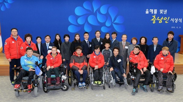 ▲ 31일 올해의 충남인상을 받은 사람들이 안희정 충남도지사와 함께 기념사진을 찍고 있다.ⓒ뉴데일리