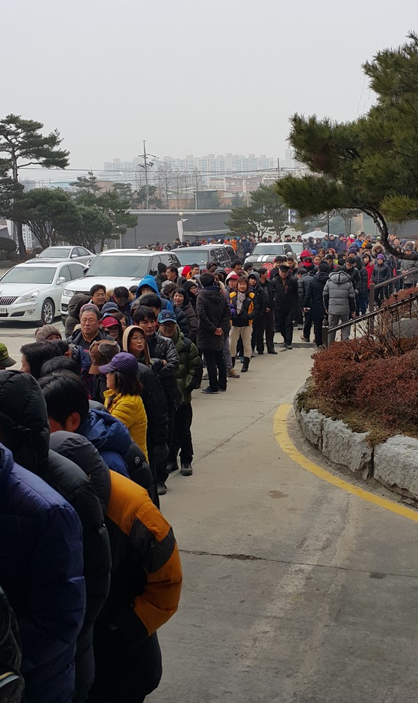 ▲ 1일 오전 청주 선프라자컨벤션센터에서 열린 새해 맞이떡국 행사에서 많은 시민들이 긴 줄을 서서 기다리고 있다. ⓒ뉴데일리