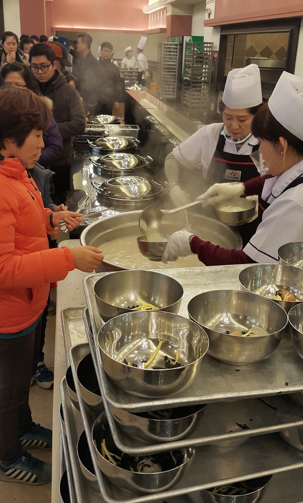 ▲ 청주 선프라자컨벤션센터 직원들이 시민들에게 제공할 떡국을 그릇에 담고 있다. ⓒ뉴데일리
