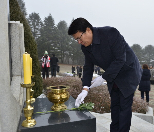 ▲ 헌화하고 있는 이근규 시장.사진제공=제천시