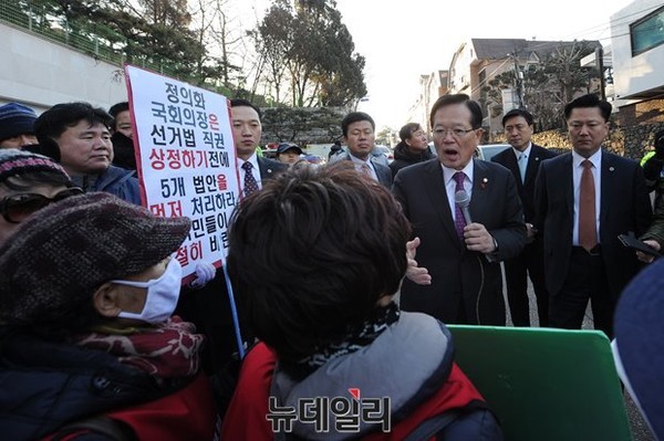 ▲ 엄마부대봉사단의 민생법안 직권상정요구에 대해 설명하는 정의화 국회의장 ⓒ뉴데일리