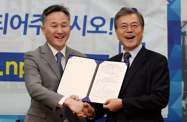 ▲ 표창원 씨(사진 왼쪽)가 지난해 12월 27일 더불어민주당(당시 새정치민주연합) 당원으로 입당하면서 문재인 대표(오른쪽)와 함께 환하게 웃고 있다. ⓒ뉴시스 사진DB