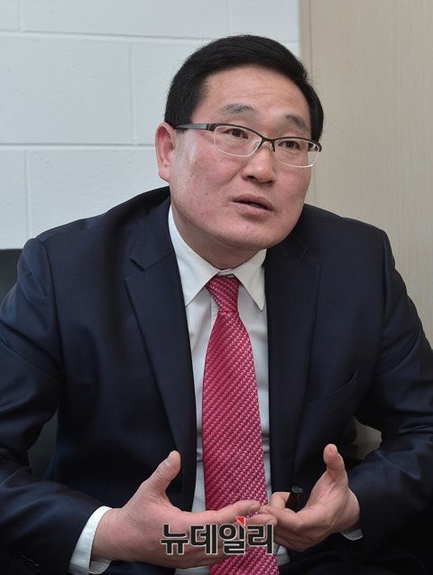 ▲ 그는 사람들에게 국가를 걱정한 정치인으로 기억되고 싶다고 했다. 반드시 해야 할 일이라면 국민을 세련되게 설득하는 모습이 정치권에 필요하다고 했다. 대한민국 정치의 수준이 올라야 한다고 했다. ⓒ뉴데일리 정상윤 기자