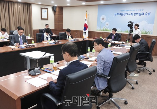 ▲ 선거구획정위가 2일, 지난해 10월 13일 이후로 82일 만에 전체회의를 열고, 정의화 국회의장의 담화대로 현행 지역구 의석 246석을 기준으로 선거구획정안을 마련해 5일까지 제출할 것에 합의했다. ⓒ뉴데일리 이종현 기자