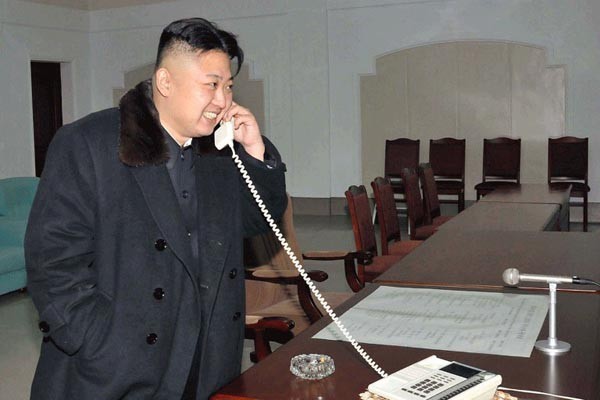 ▲ "남조선에 주기로 한…네, 네, 그 10억 엔 송금할 계좌번호 불러드릴께요." 김정은 정권이 한일 정부 간의 위안부 문제 타결에 배아파하는 기색이 역력하다. ⓒ北선전매체 화면캡쳐.