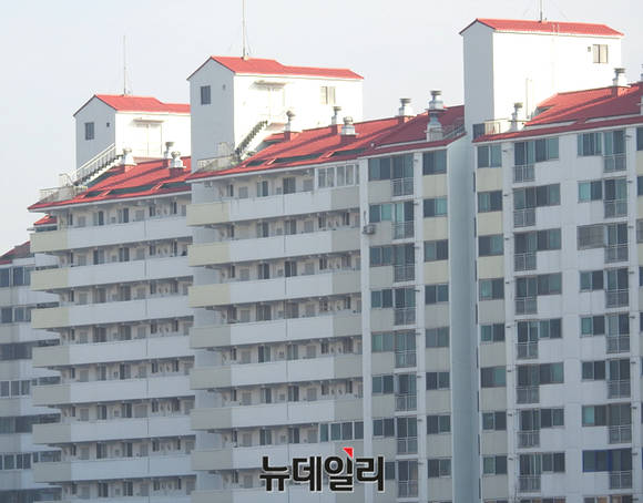 ▲ 지난해 서울 아파트 매매 거래량이 12만6982건으로 2014년 9만250건보다 40.7% 증가한 것으로 나타났다. 사진은 수도권의 단지 모습.ⓒ뉴데일리