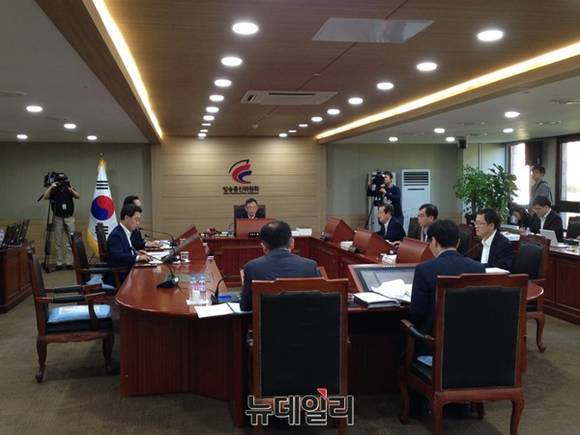 ▲ 정부가 올해 상반기 '이동통신 단말장치 유통구조 개선법(단통법)'을 정비할 계획이다. 사진은 단통법 주무 부처인 방송통신위원회 회의 모습.ⓒ뉴데일리