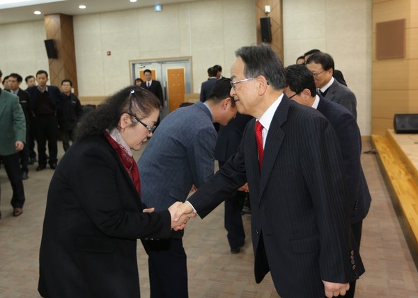 ▲ 임각수 괴산군수가 시무식이 끝난뒤 직원들과 악수하며 새해인사를 나누고 있다. ⓒ뉴데일리