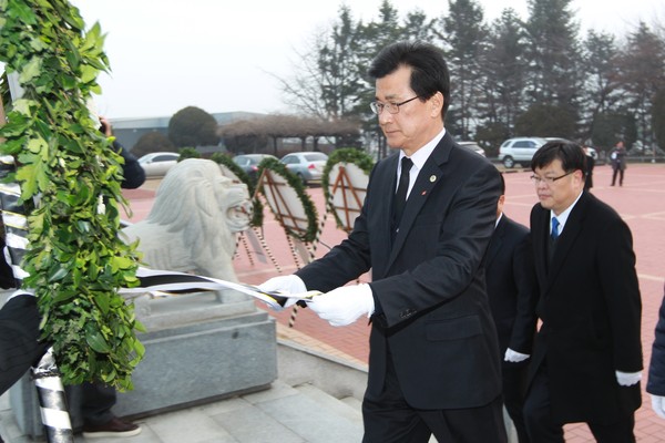 ▲ 충혼탑 참배하는 이시종 충북도지사. ⓒ뉴데일리