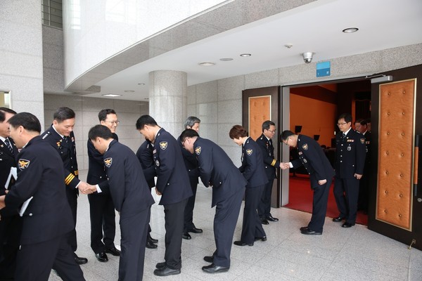 김정훈 충북지방경찰청장 등이 시무식을 마친뒤 직원들과 새해 인사를 하고 있다. ⓒ뉴데일리
