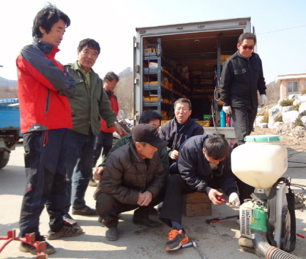 ▲ 충주시농업기술센터 직원들이 농기계 수리를 하고 있는 모습.사진제공=충주시