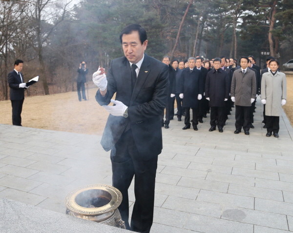 ▲ 참배하고 있는 조길형 충주시장.사진제공=충주시
