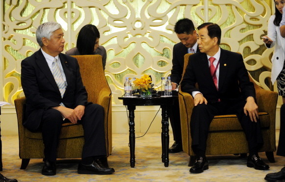 ▲ 지난해 지난 5월 싱가포르에서 개최된 한일국방장관회담.ⓒ뉴데일리DB