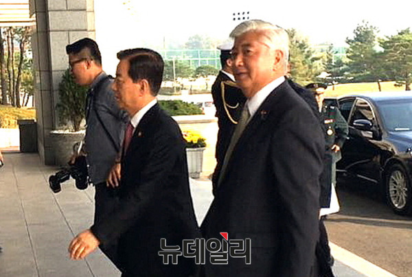 ▲ 지난해 10월 20일 회담장에 들어서는 한민구 국방부 장관과 나카타니 겐 일본 방위상.ⓒ뉴데일리 순정우 기자