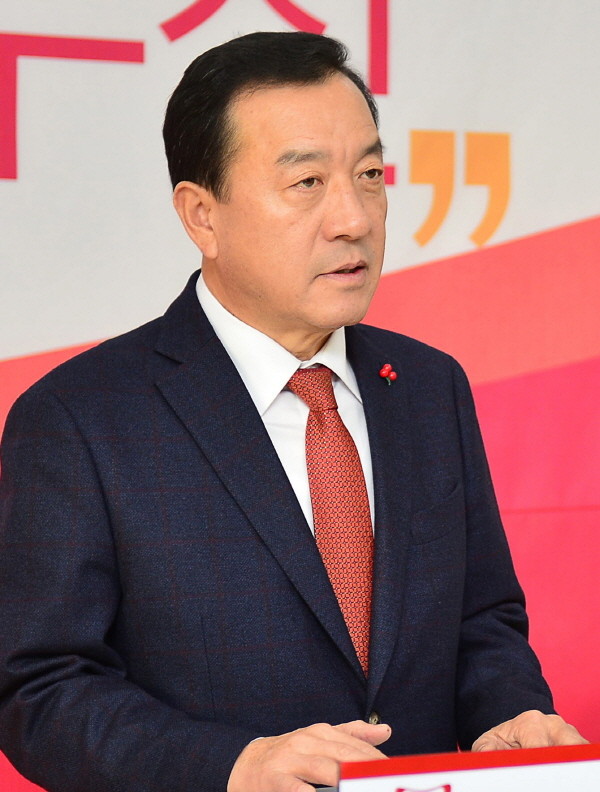 ▲ 공약을 발표하고 있는 엄태영 예비후보.사진제공=제천시