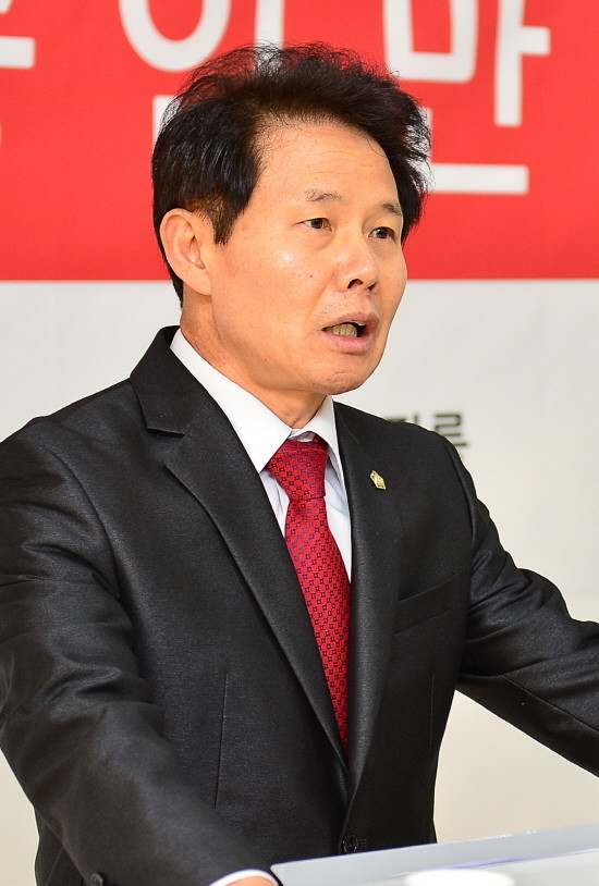 ▲ 공약을 발표하고 있는 송인만 예비후보.사진제공=제천시