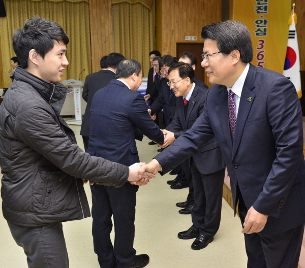 ▲ 이근규 제천시장(오른쪽)이 시무식에서 직원들과 인사를 나누고 있다.사진제공=제천시