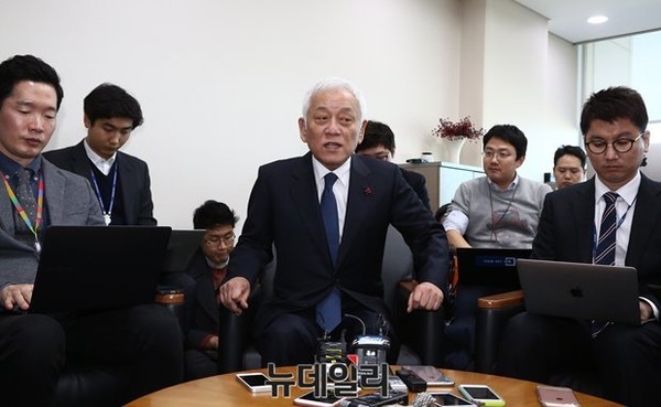 ▲ 더불어민주당을 탈당한 김한길 의원이 4일 의원회관 자신의 사무실에서 출입기자 간담회를 열고 취재진의 질문에 답하고 있다. ⓒ뉴데일리 정재훈 기자