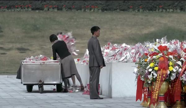 ▲ 러시아 출신 비탈리 만스키 감독이 촬영한 다큐멘터리를 보면, 북한선전매체들이 영상을 찍은 뒤 저렇게 참배할 때 둔 꽃들을 무성의하게 쓰레기통에 던지는 모습도 나온다. ⓒ다큐멘터리 '태양 아래'의 한 장면