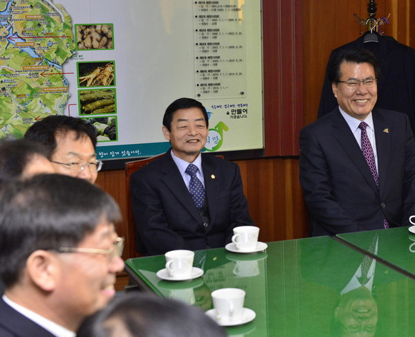 ▲ 밝은 표정을 짖고 있는 성명중 의장(가운데)과 이근규 시장.사진제공=제천시