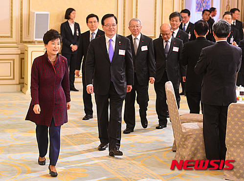 ▲ 박근혜 대통령이 4일 오후 청와대에서 열린 2016 신년인사회에 5부 요인 인 정의화 국회의장, 양승태 배법원장, 황교안 국무총리, 박한철 헌재소장, 이인복 선관위원장과 입장하고 있다. ⓒ뉴시스
