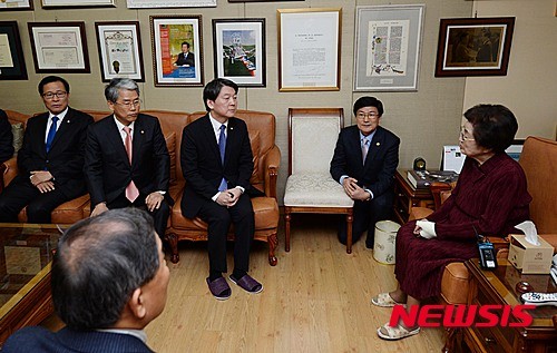 ▲ 최근 더불어민주당을 탈당하고 신당창당을 추진중인 안철수 전 대표가 이희호 여사를 방문했다. 이희호 여사는 앞서 방문한 새누리당 김무성 대표와 더불어민주당 문재인대표보다 더 많은 시간을 할애해 안 전 대표와 이야기를 나눴다. ⓒ뉴시스 DB