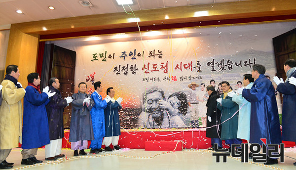 ▲ 김관용 경북도지사와 남유진 구미시장 등 경북 시장군수들이 4일 도청에서 '2016년 도지사‧시장군수 신년 다짐회’행사를 함께하고 있다.ⓒ경북도 제공