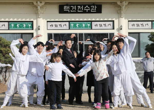 ▲ 조길형 시장이 택견상임단원들과 동영상을 제작하고 있다.사진제공=충주시