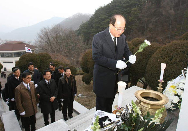 ▲ 참배하는 류한우 단양군수.사진제공=단양군