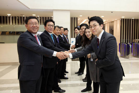 ▲ 전재광 JW홀딩스 대표를 비롯한 각 사 대표들이 로비에서 새해 첫 출근을 하는 직원들과 악수를 나누며 덕담을 건내고 있다.ⓒJW중외그룹