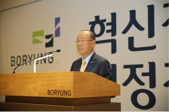 ▲ 4일 본사 '중보홀'에서 진행된 보령제약그룹 2016 시무식에서 김승호 보령제약 회장이 신년사를 발표하고 있다.ⓒ보령제약