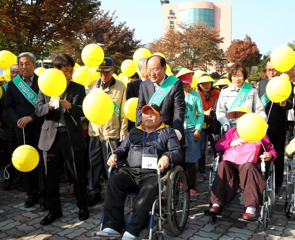 ▲ 지난해 장애인, 비장애인 함께 걷기 행사 모습.사진제공=단양군