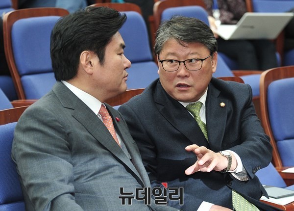 ▲ 새누리당 원유철 원내대표(왼쪽)와 조원진 원내수석부대표.ⓒ뉴데일리 이종현 기자