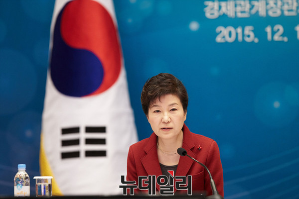 ▲ 청년단체 10곳이 연대한 노동개혁 청년네트워크 회원들이 19대 정기국회 마지막 날인 지난해 12월 9일 서울 여의도 국회 정문 앞에서 노동개혁 5대 입법을 촉구하고 있다. ⓒ뉴데일리