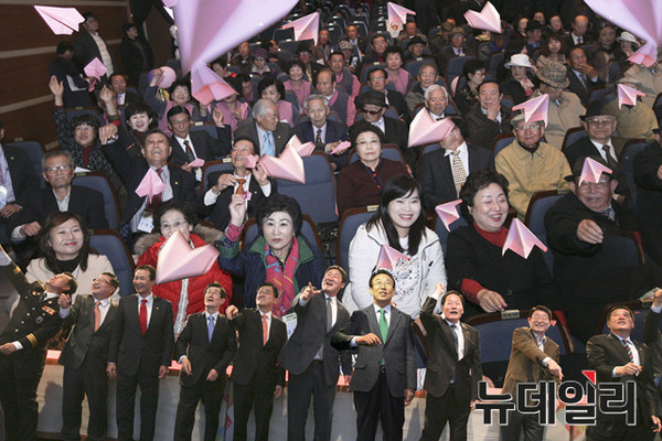 ▲ 지난해 11월 열린 ‘할매할배의 날’ 기념식에서 김관용 지사 등 참석자들이 종이비행기를 날리고 있다. ⓒ경북도 제공