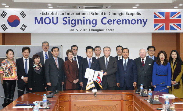 ▲ 충주에코폴리스 영국 국제학교 설립을 위한 양해각서를 체결하고 있는 모습.사진제공=충주시