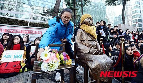 ▲ 주한 일본대사관 앞에 있는 일본군 위안부 소녀상과 수요집회 참석자들의 모습. ⓒ뉴시스. 무단전재 및 재배포 금지.