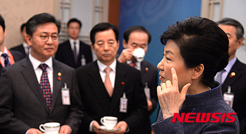 ▲ 박근혜 대통령이 5일 오전 청와대에서 열린 2016년 제1회 국무회의에 앞서 국무위원들과 환담하고 있다. ⓒ뉴시스