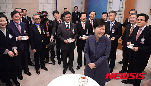 ▲ 박근혜 대통령이 5일 오전 청와대에서 열린 2016년 제1회 국무회의에 앞서 국무위원들과 환담하고 있다. ⓒ뉴시스