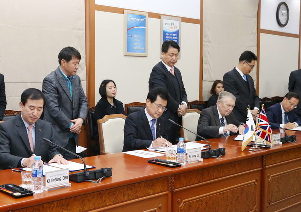 ▲ 양해각서에 서명하고 있는 조길형 충주시장 등.사진제공=충주시