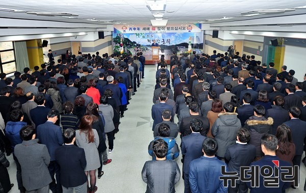 ▲ 군위군은 지난 4일 군청 대회의실에서 전 직원이 참석한 가운데 2016년 시무식을 개최하고 청렴생활 실천 결의를 다졌다. ⓒ군위군 제공